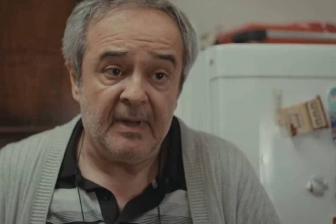 Enver fala sozinho, acreditando estar se comunicando com Hatice