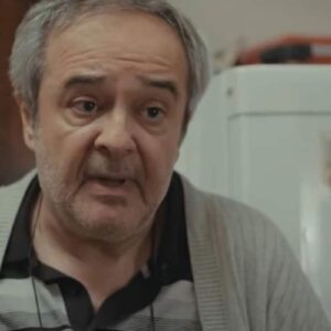 Enver fala sozinho, acreditando estar se comunicando com Hatice