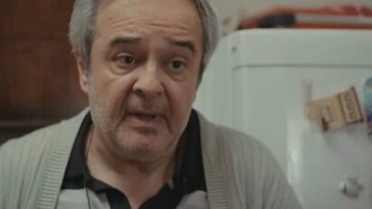 Enver fala sozinho, acreditando estar se comunicando com Hatice