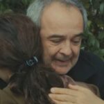 Bahar abraçando Enver em cena de perdão em Força de Mulher
