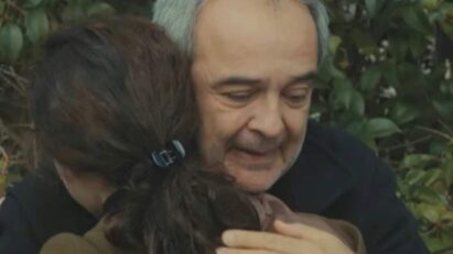 Bahar abraçando Enver em cena de perdão em Força de Mulher