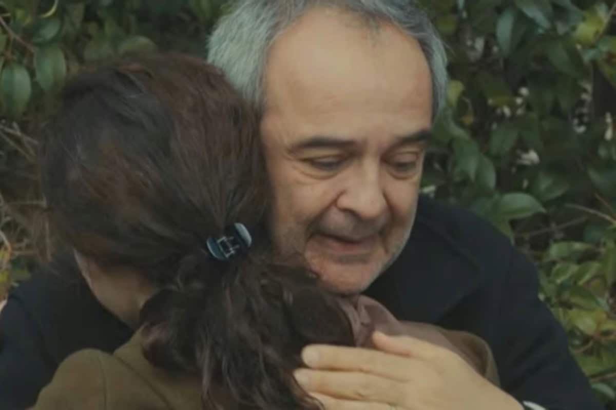 Bahar abraçando Enver em cena de perdão em Força de Mulher