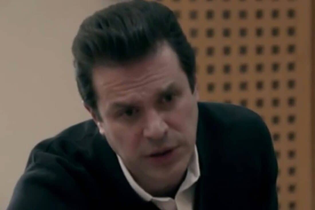 Fausto observando um bebê sequestrado