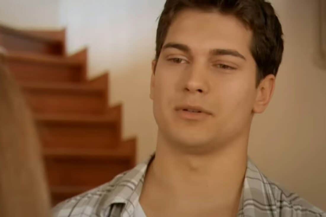 Emir exibindo desdém em frente a Feriha