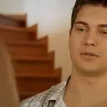 Emir exibindo desdém em frente a Feriha