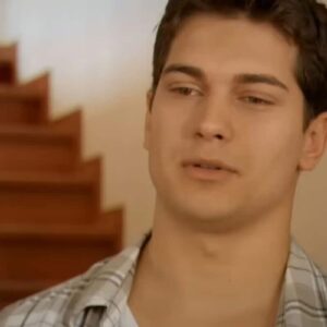 Emir exibindo desdém em frente a Feriha