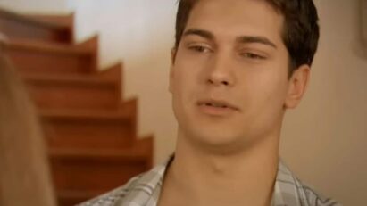 Emir exibindo desdém em frente a Feriha