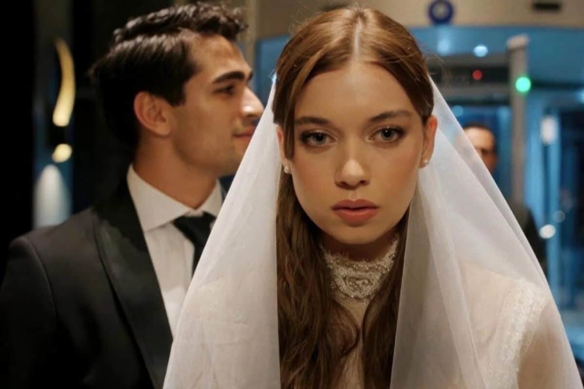 Cena de Ferit e Seyran enfrentam um dilema em O Canto do Pássaro