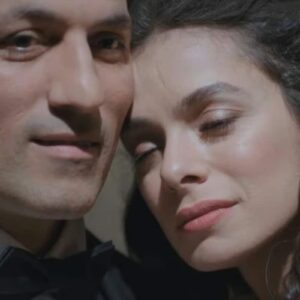 Personagens principais de Força de Mulher em momentos de tensão e tragédia no episódio final.