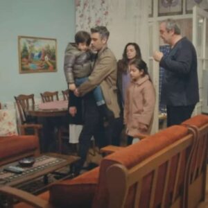 Sarp, Bahar e Hatice emocionados no reencontro em Força de Mulher