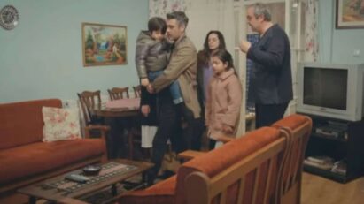 Sarp, Bahar e Hatice emocionados no reencontro em Força de Mulher