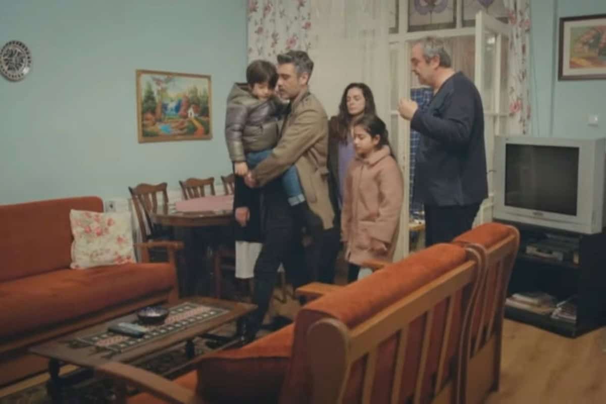 Sarp, Bahar e Hatice emocionados no reencontro em Força de Mulher