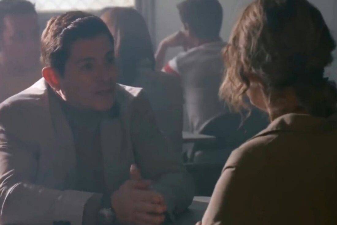 Geraldo aparece na prisão para confrontar sua filha Samantha, que está em choque.