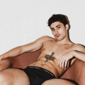 Gui Vieira no reality show 'A Fazenda' durante conversa com Yuri