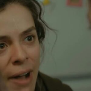 Barrar furiosa confronto Tise em busca de respostas sobre Sirin, em cena dramática de 'Força de Mulher'.