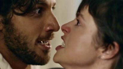 Cena de Mania de Você com Mavi oferecendo suborno a Luma, em um dos momentos de humor que mais agradou os telespectadores