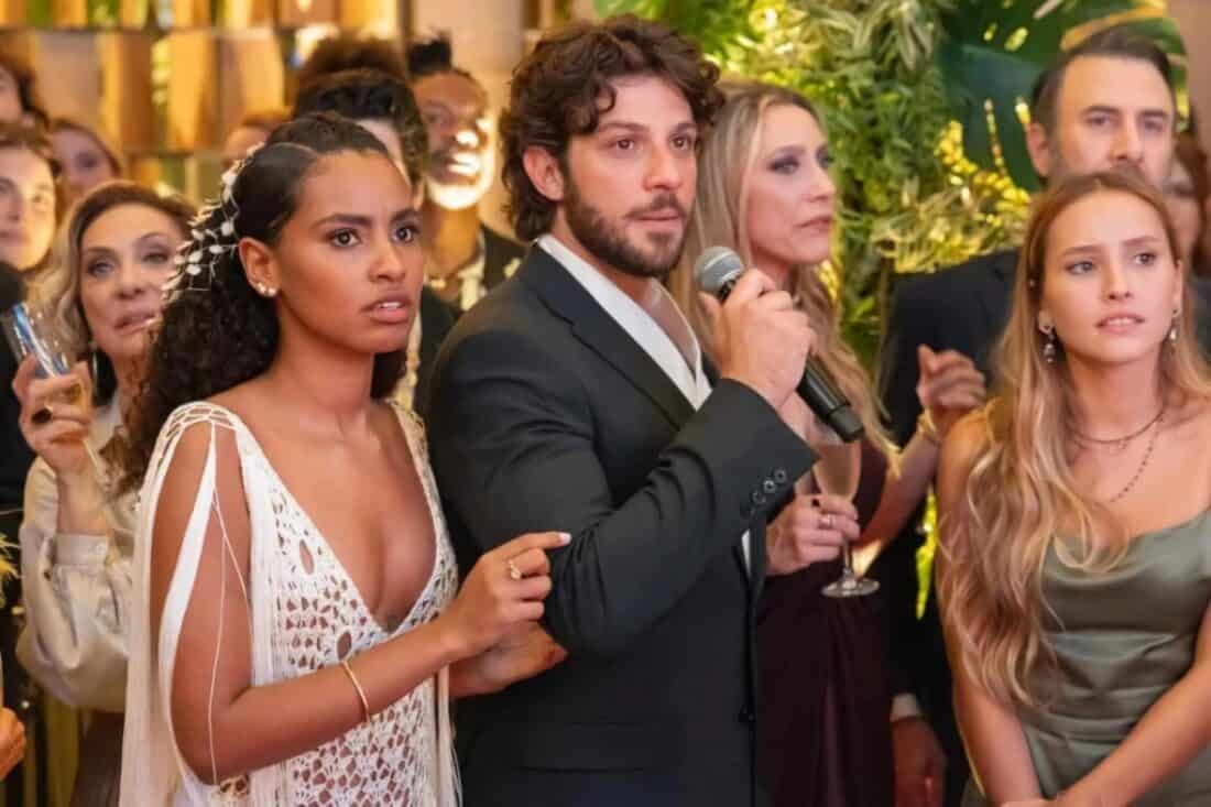 Cena de Mania de Você mostrando Mavi interrompendo o casamento após revelação de vídeo chocante.