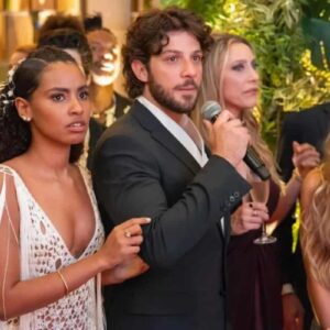 Cena de Mania de Você mostrando Mavi interrompendo o casamento após revelação de vídeo chocante.