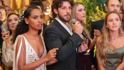 Cena de Mania de Você mostrando Mavi interrompendo o casamento após revelação de vídeo chocante.