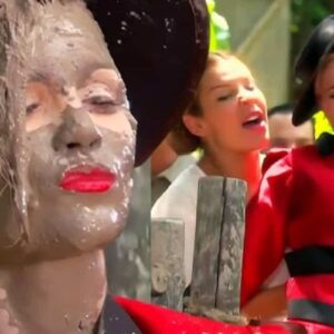 Mirna jogando Cristina no chiqueiro