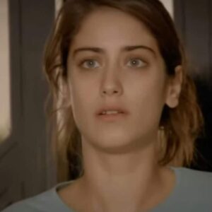 Feriha chora enquanto Emir a humilha em frente ao prédio onde mora