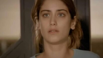 Feriha chora enquanto Emir a humilha em frente ao prédio onde mora