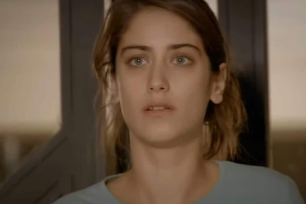 Feriha chora enquanto Emir a humilha em frente ao prédio onde mora