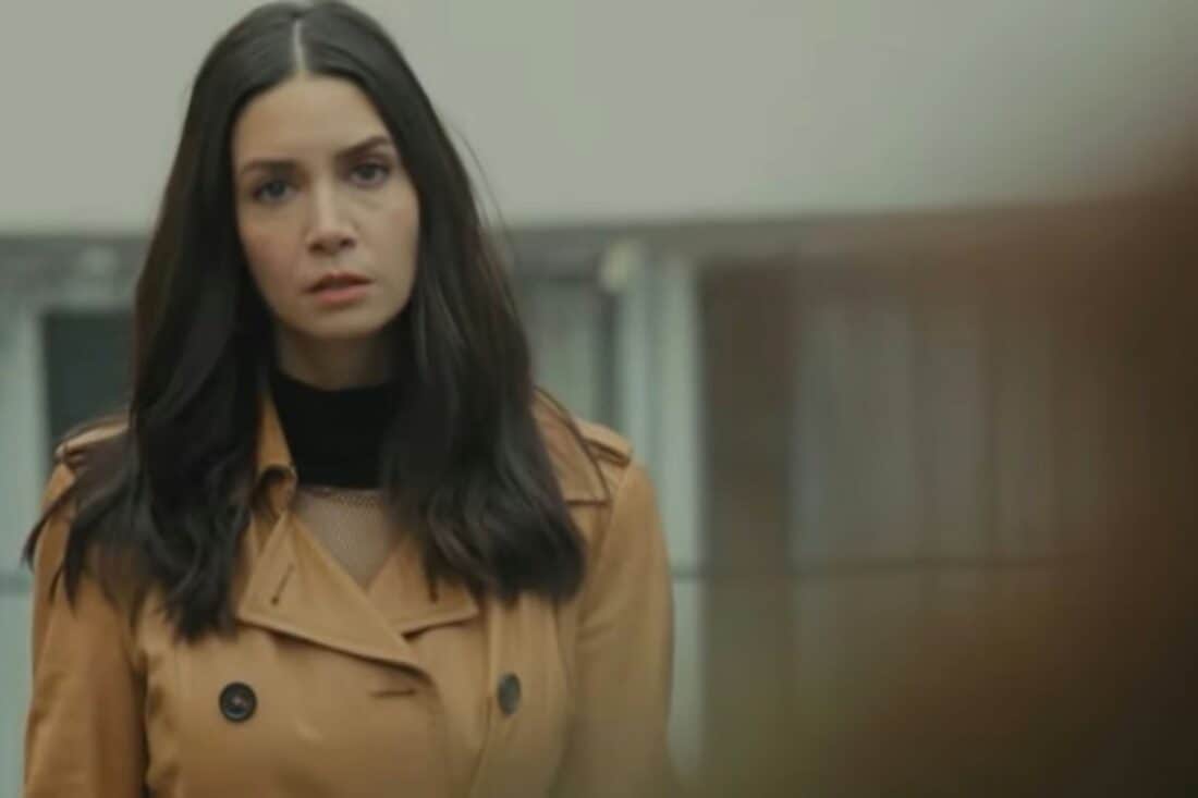 Piril observa Bahar e seus filhos em frente à escola em uma cena de Força de Mulher