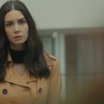 Piril observa Bahar e seus filhos em frente à escola em uma cena de Força de Mulher