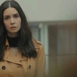 Piril observa Bahar e seus filhos em frente à escola em uma cena de Força de Mulher