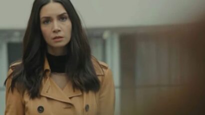 Piril observa Bahar e seus filhos em frente à escola em uma cena de Força de Mulher