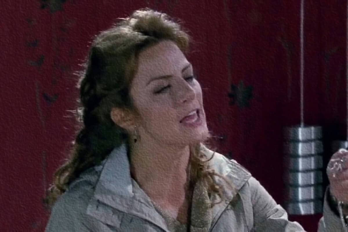 Cena emocionante de Renata revelando o segredo de Roberta em "Quando Me Apaixono".