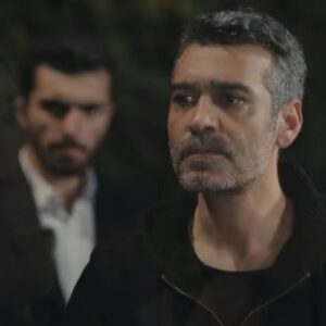 Sarp cercado por seguranças interrompe a fuga de Bahar.