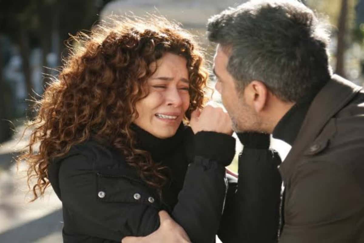 Sarp confronta Sirin no cemitério em uma cena tensa de Força de Mulher