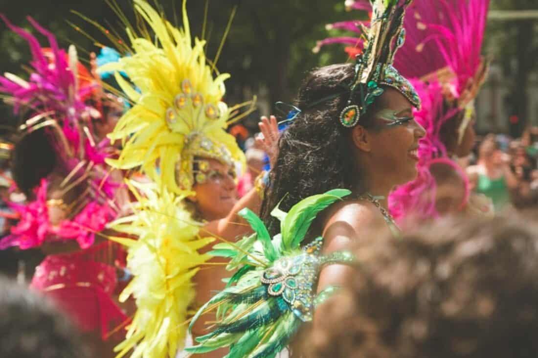 um grupo de mulheres usando coroa de flores em um carnaval.