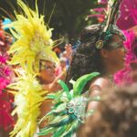 um grupo de mulheres usando coroa de flores em um carnaval.