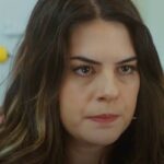 Yeliz em pânico ao ser presa na delegacia após a briga com Sirin na novela Força de Mulher .