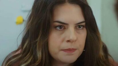 Yeliz em pânico ao ser presa na delegacia após a briga com Sirin na novela Força de Mulher .