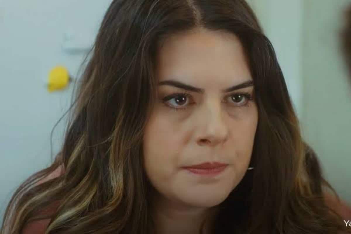 Yeliz em pânico ao ser presa na delegacia após a briga com Sirin na novela Força de Mulher .