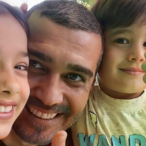 Ali Semi Sefil e seus colegas de Força de Mulher