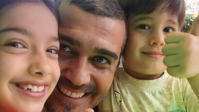 Ali Semi Sefil e seus colegas de Força de Mulher