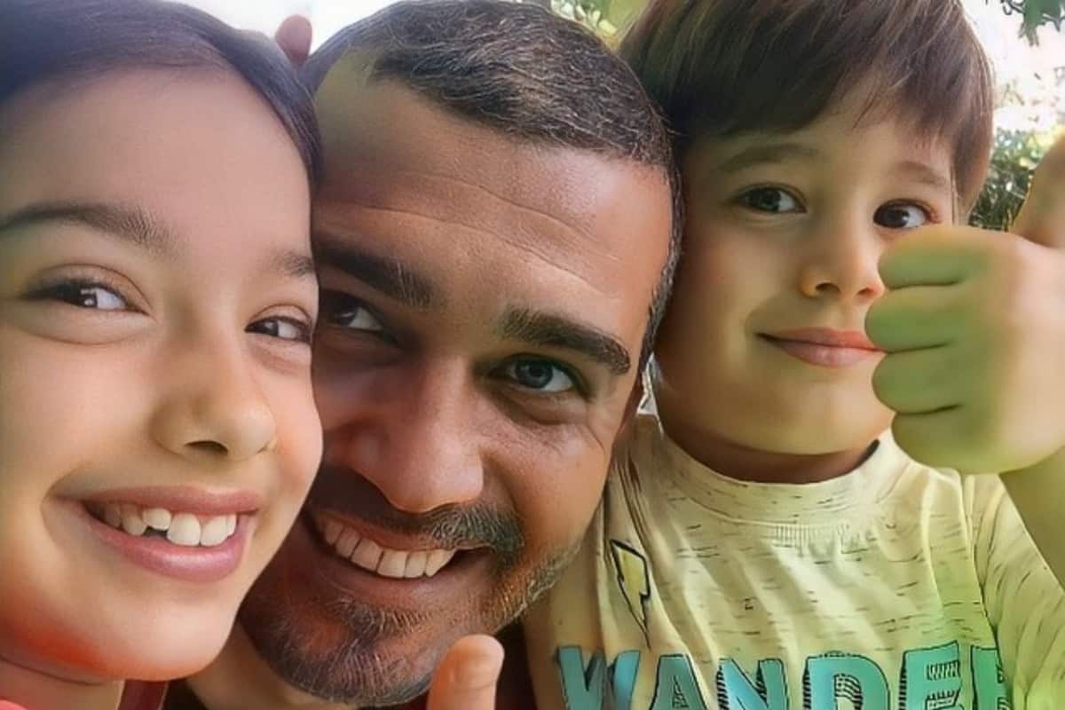 Ali Semi Sefil e seus colegas de Força de Mulher