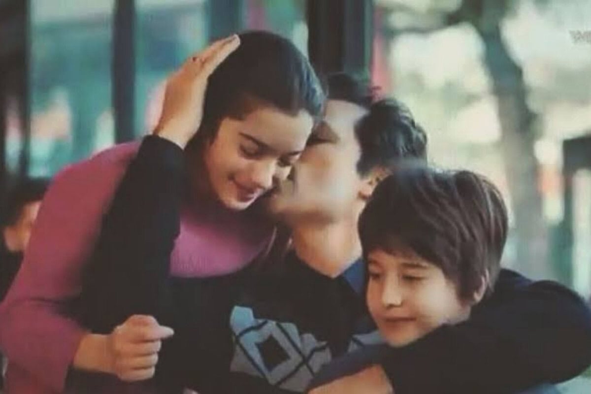 Arif brinca com Doruk e Nisan no parque em Força de Mulher