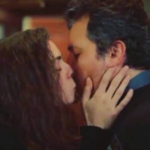 Bahar e Arif acompanham um beijo terno e emocionante em Força de Mulher