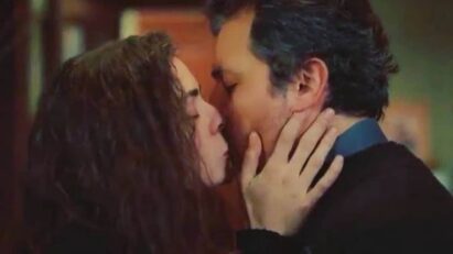 Bahar e Arif acompanham um beijo terno e emocionante em Força de Mulher