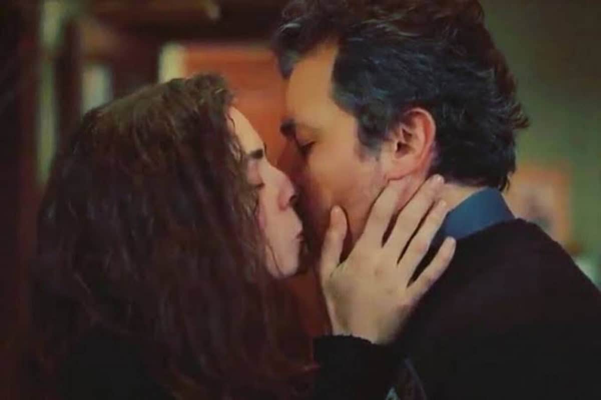 Bahar e Arif acompanham um beijo terno e emocionante em Força de Mulher