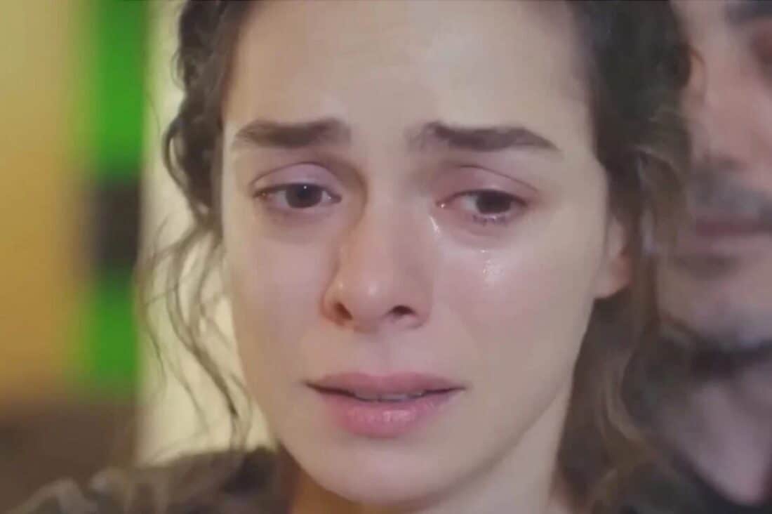 Bahar chocada ao descobrir Sarp com sua nova família em Força de Mulher