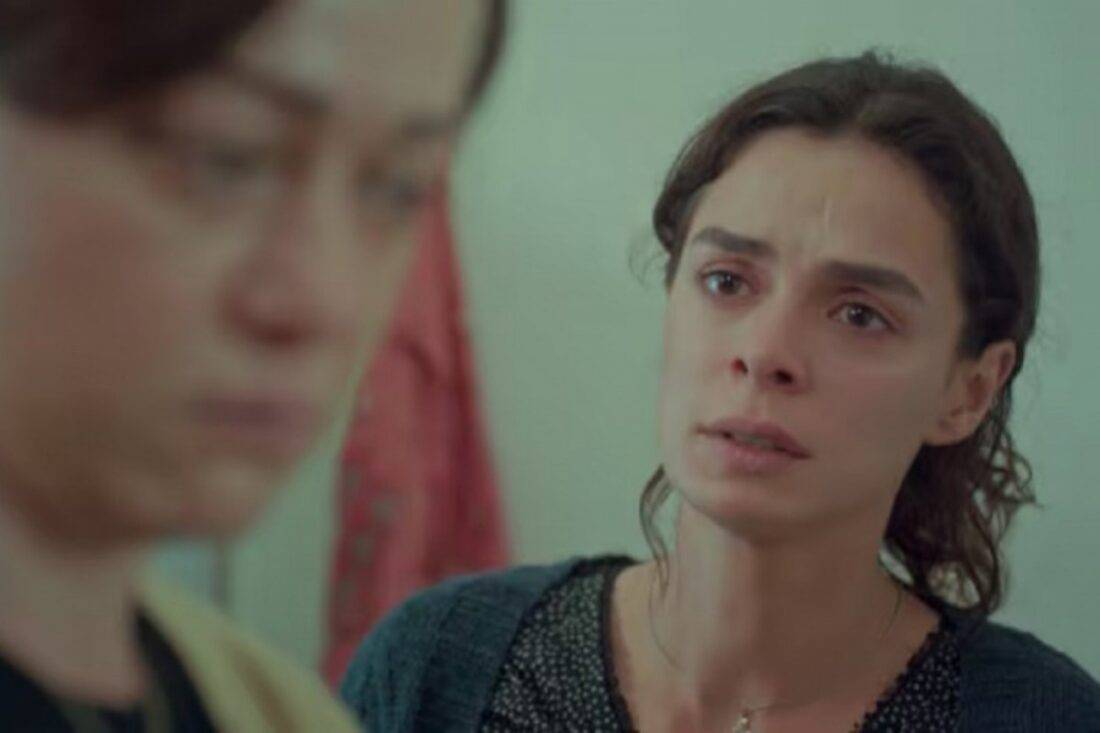 Cena de 'Força de Mulher' com Bahar e Hatice em momento de tensão, mostrando a luta pela sobrevivência entre mãe e filha.