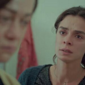 Cena de 'Força de Mulher' com Bahar e Hatice em momento de tensão, mostrando a luta pela sobrevivência entre mãe e filha.