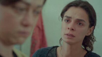 Cena de 'Força de Mulher' com Bahar e Hatice em momento de tensão, mostrando a luta pela sobrevivência entre mãe e filha.